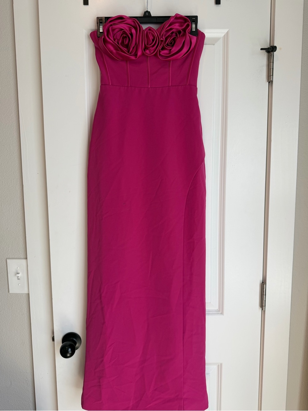 ML Monique Lhuillier Strapless Rose-Accent Fuchsia Evening Gown